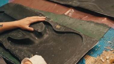 Gitar kaplamak için küf kullanan bir uzman. Yüksek kalite 4k görüntü