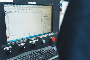 15.04.2024. Varşova, Polonya. CNC lazer kesme makinesinin kontrol konsolunda operatör. Yüksek kalite fotoğraf