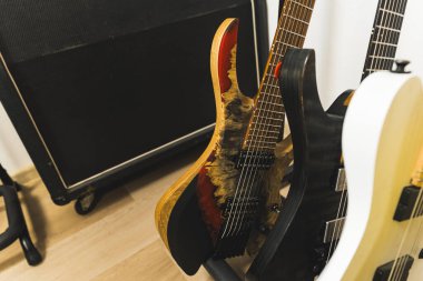 Stüdyoda bir amplifikatörün önündeki gitarlar, yakın çekim, kapalı alan kayıt stüdyosu, gitarlar, amfiler. Yüksek kalite fotoğraf
