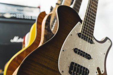 Stüdyoda farklı gitarların yakın çekimi, enstrüman konsepti, grup çalışması. Yüksek kalite fotoğraf