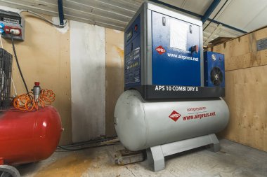 15.04.2024. Varşova, Polonya. Klima parçaları üretimi için endüstriyel hava kompresörü makineleri. Yüksek kalite fotoğraf