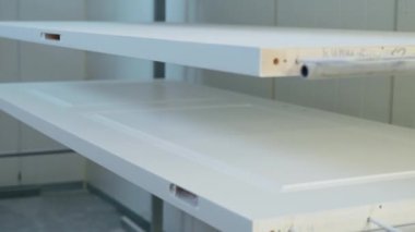 Atölyede raflarda beyaz kapılar, marangozluk konsepti. Yüksek kalite 4k görüntü
