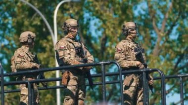 15.08.2023. Varşova, Polonya. Askeri bir kamyonda duran askerleri parlatmak, savunmayı cilalamak. Yüksek kalite 4k görüntü