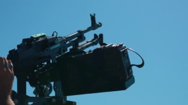 Güneşli bir günde, tank silahı gökyüzüne dönük, askeri eğitim kavramı. Yüksek kalite 4k görüntü