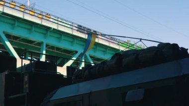 15.08.2023. Varşova, Polonya. Polonya askeri kamyonunda asılı Ukrayna bayrağı Ukrayna 'nın yanında duruyor, silahlı kuvvetleri parlatıyor. Yüksek kalite 4k görüntü