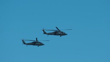 Gri mil mi-24 helikopterlerinin test uçuşlarının yan görüntüsü. Yüksek kalite 4k görüntü