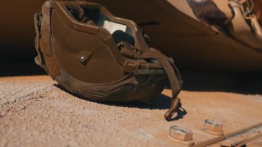 Ordu askerlerinin miğferi tankın, savunmanın ve askeri konseptin üzerinde duruyordu. Yüksek kalite 4k görüntü