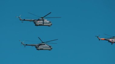 Gökyüzünde birkaç milyon mi-8 helikopterin yan görüntüsü, hava kuvvetleri kavramı. Yüksek kalite 4k görüntü