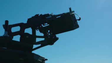 Tank gökyüzüne bakıyor, askeri savunma, askeri tank. Yüksek kalite 4k görüntü