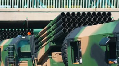 WR-40 Langusta roket atar genel prova sırasında, Ulusal Ordu Günü askeri geçit sırasında geçer. Yüksek kalite 4k görüntü
