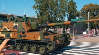 T-72 tankındaki askerler askeri gösteriler sırasında sokaklarda dolaşıyorlar, insanlar kutlama yapıyor. Yüksek kalite 4k görüntü