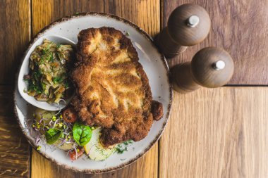 Taze salata ve patates püresi ile nefis bir pirzola. Yüksek kalite fotoğraf