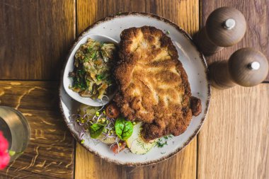 Taze salata ve patates püresi ile nefis bir pirzola. Yüksek kalite fotoğraf