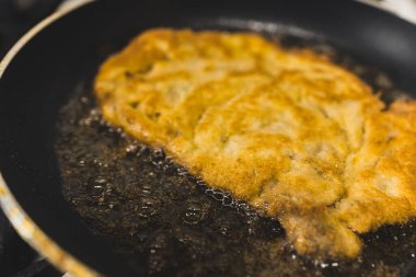 Taze salata ve patates püresi ile nefis bir pirzola. Yüksek kalite fotoğraf
