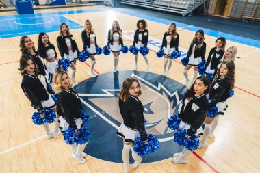 Modern Spor Arenası 'nda coşkulu bir ruhla ponpon kızlar dans gösterisi yapıyor. Yüksek kalite fotoğraf