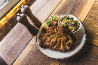 Taze salata ve patates püresi ile nefis bir pirzola. Yüksek kalite fotoğraf