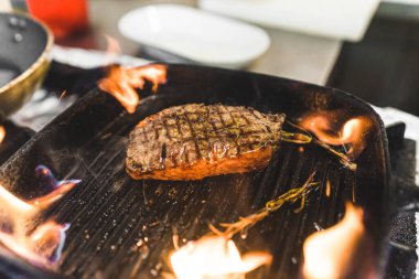 Gurme Biftek Tabağı yanında Patates kızartması ve Taze Salata ile sunuldu. Yüksek kalite fotoğraf