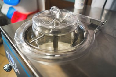 Dondurma üretim süreci, el yapımı bir dondurmacıda. Yüksek kalite fotoğraf