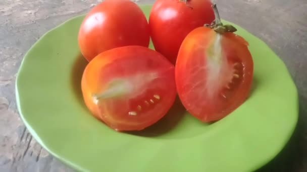 Verse Tomaten Houten Ondergrond — Stockvideo