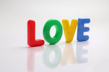 kırmızı yeşil mavi oyuncak sermaye yazı tipi harf alfabe aşk beyaz arkaplan metin alanı konsepti 