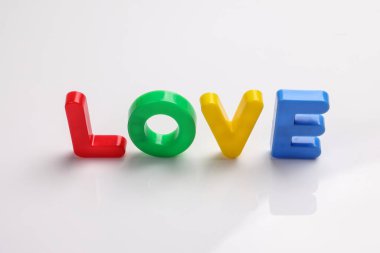 kırmızı yeşil mavi oyuncak sermaye yazı tipi harf alfabe aşk beyaz arkaplan metin alanı konsepti 