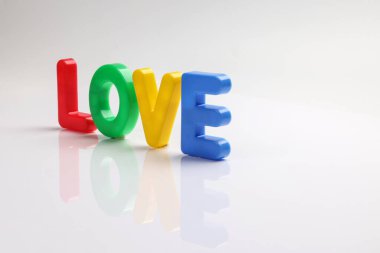 kırmızı yeşil mavi oyuncak sermaye yazı tipi harf alfabe aşk beyaz arkaplan metin alanı konsepti 