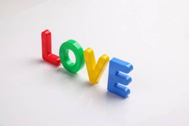 kırmızı yeşil mavi oyuncak sermaye yazı tipi harf alfabe aşk beyaz arkaplan metin alanı konsepti 