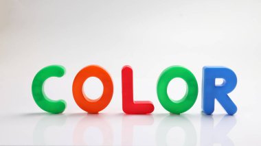 Beyaz arkaplan metin alanı kavramında kırmızı yeşil mavi oyuncak sermaye yazı tipi harf alfabesi rengi 