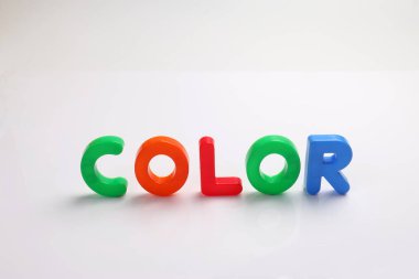 Beyaz arkaplan metin alanı kavramında kırmızı yeşil mavi oyuncak sermaye yazı tipi harf alfabesi rengi 