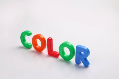 Beyaz arkaplan metin alanı kavramında kırmızı yeşil mavi oyuncak sermaye yazı tipi harf alfabesi rengi 