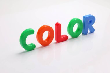 Beyaz arkaplan metin alanı kavramında kırmızı yeşil mavi oyuncak sermaye yazı tipi harf alfabesi rengi 