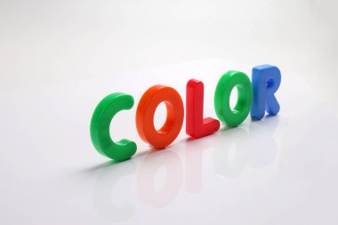 Beyaz arkaplan metin alanı kavramında kırmızı yeşil mavi oyuncak sermaye yazı tipi harf alfabesi rengi 