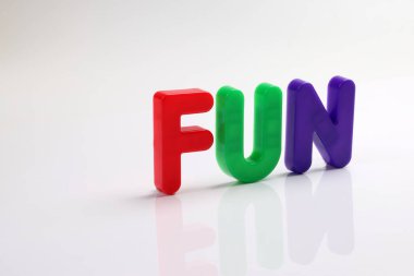 kırmızı yeşil mor menekşe oyuncak sermaye yazı tipi harf alfabesi beyaz arkaplan fotokopi alanı kavramı üzerinde eğlence 