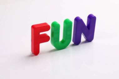 kırmızı yeşil mor menekşe oyuncak sermaye yazı tipi harf alfabesi beyaz arkaplan fotokopi alanı kavramı üzerinde eğlence 