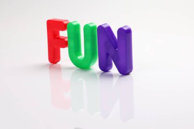 kırmızı yeşil mor menekşe oyuncak sermaye yazı tipi harf alfabesi beyaz arkaplan fotokopi alanı kavramı üzerinde eğlence 