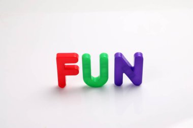 kırmızı yeşil mor menekşe oyuncak sermaye yazı tipi harf alfabesi beyaz arkaplan fotokopi alanı kavramı üzerinde eğlence 