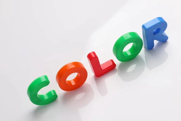 赤緑青黄色プラスチックおもちゃの首都フォント文字アルファベット色白背景コピーテキストスペースコンセプト — ストック写真