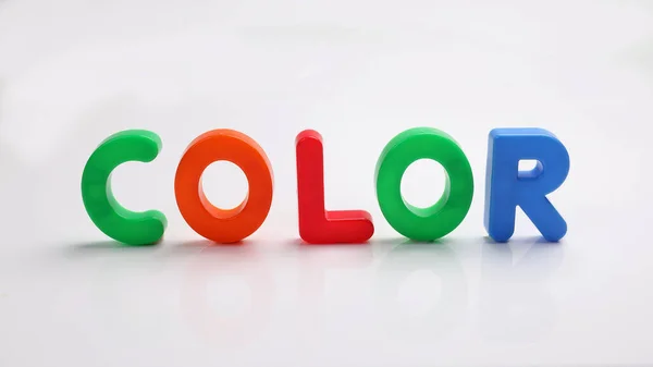 赤緑青黄色プラスチックおもちゃの首都フォント文字アルファベット色白背景コピーテキストスペースコンセプト — ストック写真