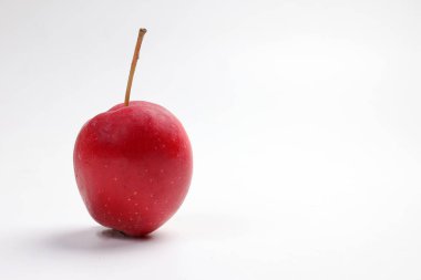 Beyaz arkaplanda küçük kırmızı sonbahar çileği şekilli elma 