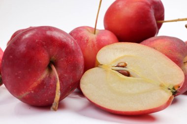 Küçük kırmızı Sonbahar Çileği biçimli Apple dilimi beyaz zemin üzerinde dilim tohumu 