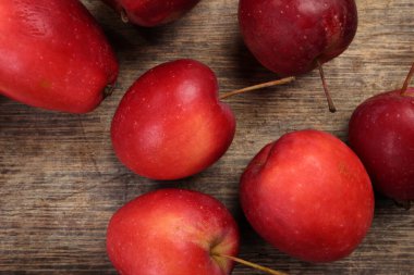 Kırsal arka planda küçük kırmızı sonbahar çileği biçimli elma dilimi.  