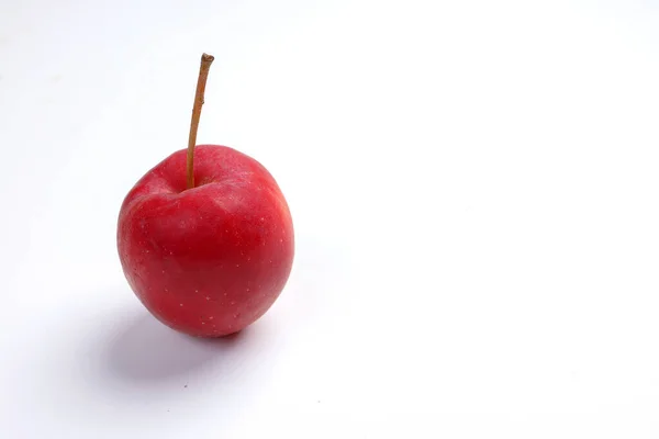 Petite Pomme Rouge Forme Fraise Automne Sur Fond Blanc — Photo