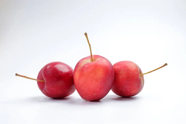 Μικρό Κόκκινο Φθινόπωρο Φράουλα Σχήμα Apple Λευκό Φόντο — Φωτογραφία Αρχείου