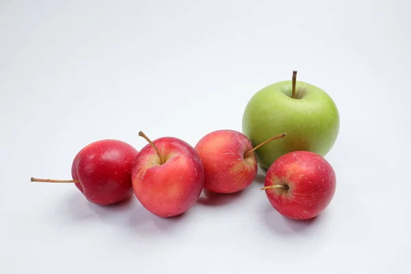 Pequeña Manzana Roja Forma Fresa Otoño Comparar Gran Manzana Verde — Foto de Stock