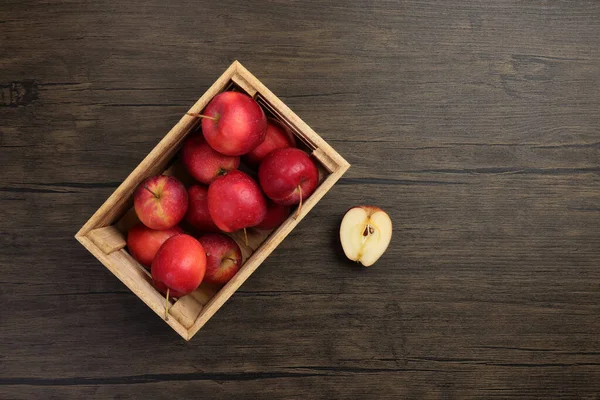 Kleine Rote Herbst Erdbeere Geschnitten Apfelschnittsamen Holzkiste Auf Rustikalem Holzhintergrund — Stockfoto