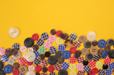 Çeşitli tasarım rengi kumaş biçimli kumaş düğmeli plastik tahta korna metali beyaz arkaplan metin alanı üzerinde 
