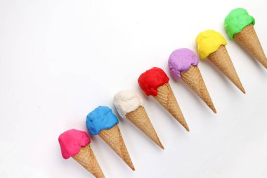 Waffle bisküvi küvisi üzerinde çok renkli sahte modelleme kil düz beyaz arka plan üzerinde yatıyordu 