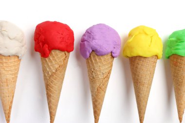 Waffle bisküvi küvisi üzerinde çok renkli sahte modelleme kil düz beyaz arka plan üzerinde yatıyordu 