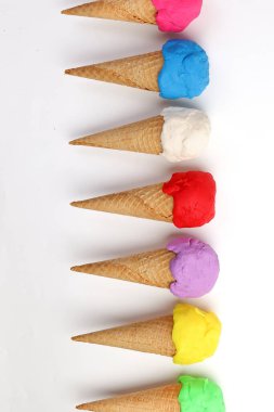 Waffle bisküvi küvisi üzerinde çok renkli sahte modelleme kil düz beyaz arka plan üzerinde yatıyordu 