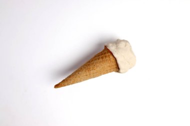 Sahte modelleme kil beyaz dondurma kepçesi waffle bisküvi küvi düz beyaz zemin üzerinde yatıyordu 